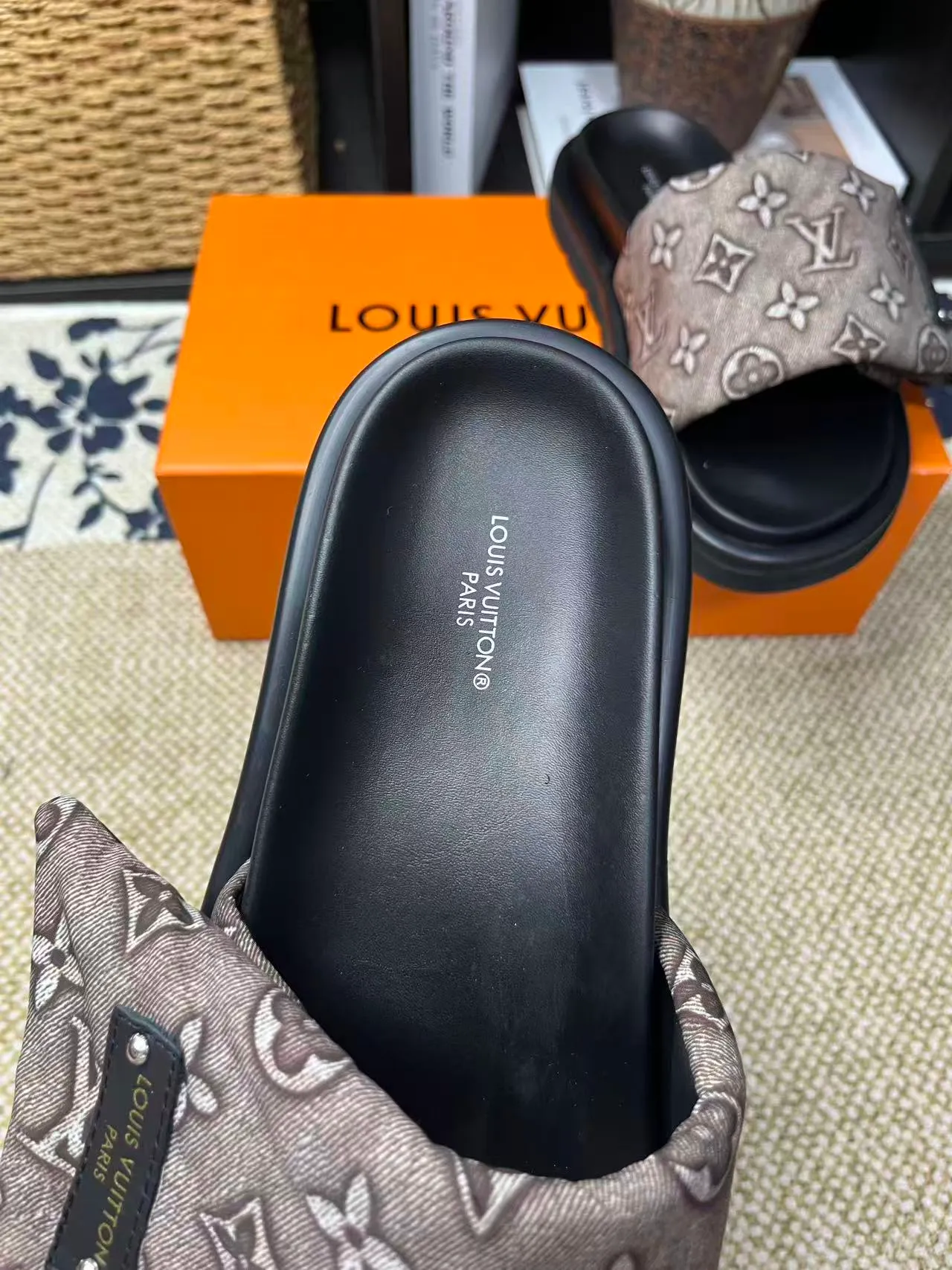 P340 [New Style] [LOUIS VUITTON] Louis Vuitton, LV printing, men's and women's slippers are now on the market, packed in drawer boxes with cloth bags and cards, the upper pattern looks very soft and waxy, and is a super versatile leg slimming tool. Fabric: imported denim/canvas/old fabric, LV hardware LOGO, official website pattern printing, comfortable to wear, feet: high-elastic PU water table. Sole: foam sole, heel height: about 5cm. Code number: 35-46, 35, 45, 46 are custom-made and non-returnable. Color: multiple colors and styles available.